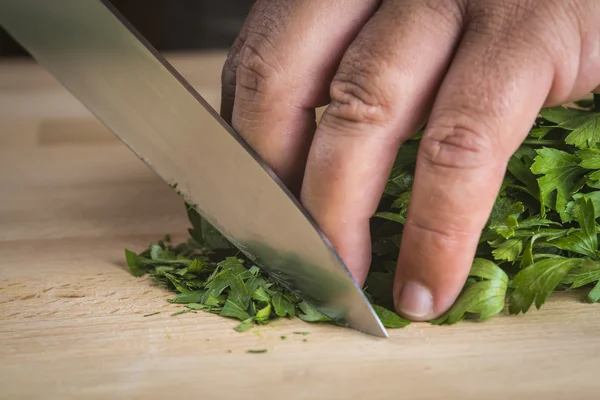 Chef hackt Petersilienblätter — Stockfoto