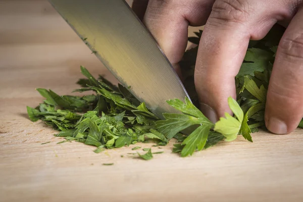 Chef-kok hakken Peterselie bladeren — Stockfoto
