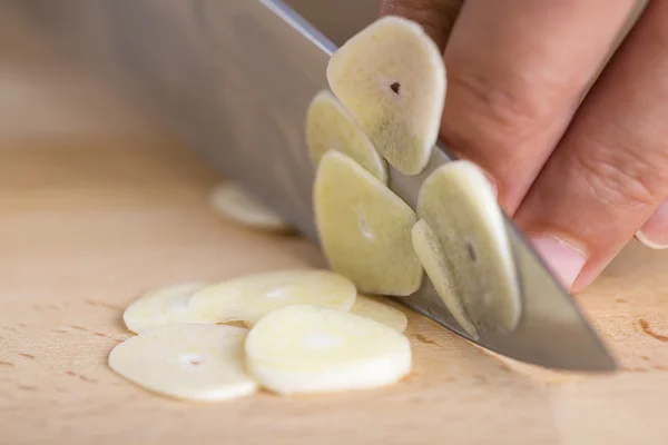 Chef cortando dentes de alho — Fotografia de Stock