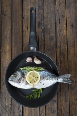 otlar ve baharatlar bir Pan ile taze çipura balığı