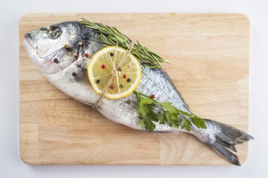 baharatlar ve otlar ile yaldızlı kafa çipura