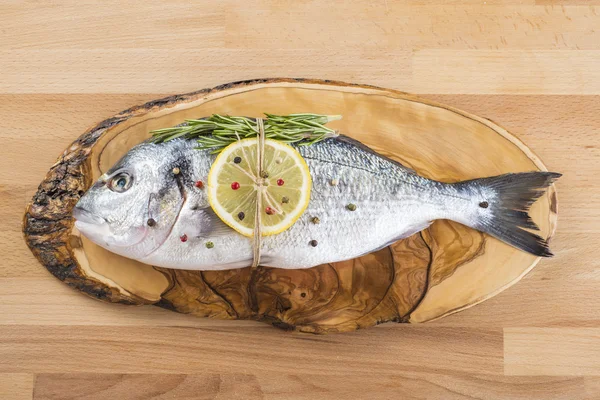 Dorada de cabeza dorada con especias y hierbas —  Fotos de Stock