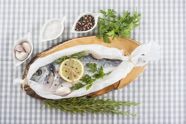 Gilt-head sea bream prepared to be cooked — Stock Photo, Image