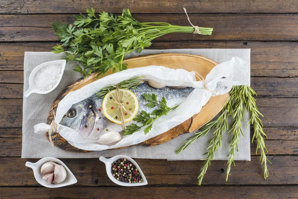 Orata fresca e dorata pronta da cuocere — Foto Stock