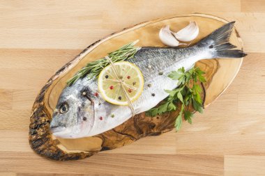 baharatlar ve otlar ile yaldızlı kafa çipura