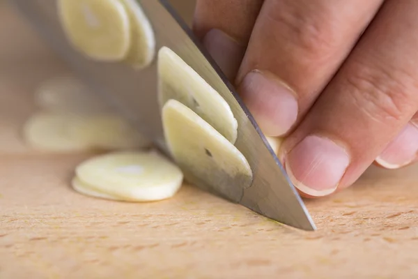 Šéfkuchař řezů česnek stroužky — Stock fotografie