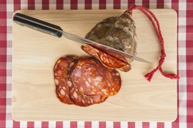 morcon olarak adlandırılan İspanyol sosis Dilimleme bıçağı