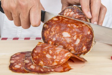 morcon olarak adlandırılan İspanyol sosis Dilimleme kasap