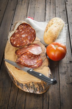 morcon, İspanyol sosis ekmek ve domates ile