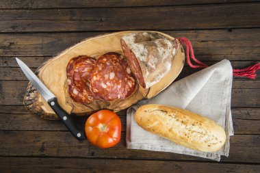 morcon, İspanyol sosis ekmek ve domates ile