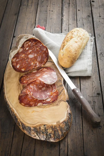 Salchicha española llamada morcón en una tabla de cortar — Foto de Stock