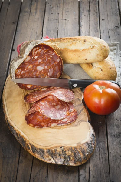 Morcon, uma salsicha espanhola com pão e tomate — Fotografia de Stock