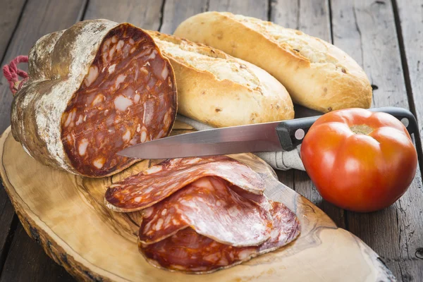 Morcon, eine spanische Wurst mit Brot und Tomaten — Stockfoto