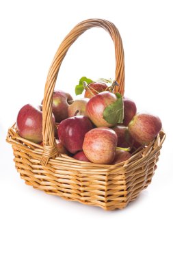 Elma izole üzerinde beyaz bir arka plan ile sepet