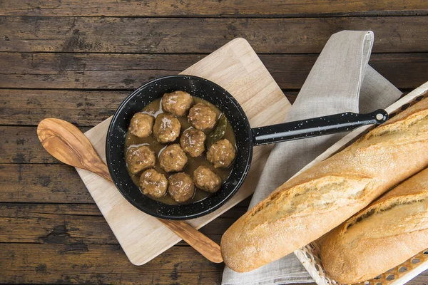 Hemlagade köttbullar med löksås — Stockfoto