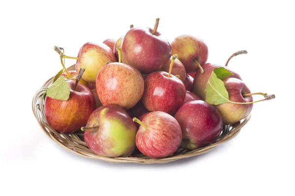Cesta com maçãs isoladas em um fundo branco — Fotografia de Stock