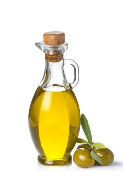 Beyaz arka plan üzerinde Naturel zeytinyağı şişesi ve yeşil zeytin