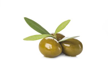 beyaz izole yaprakları ile yeşil zeytin