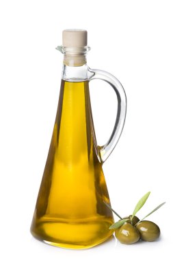 Beyaz arka plan üzerinde Naturel zeytinyağı şişesi ve yeşil zeytin