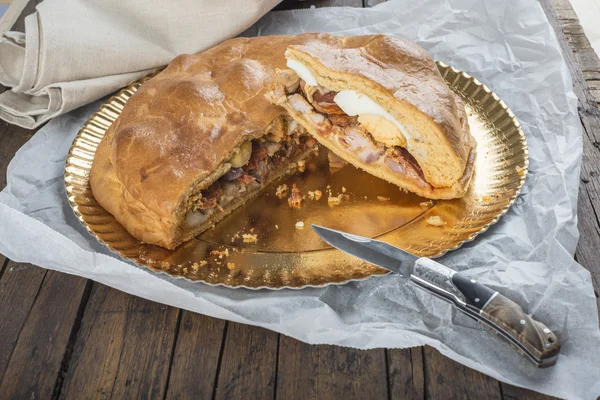 Pastel de carne español llamado hornazo — Foto de Stock