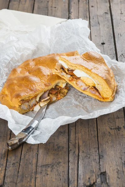 Tarte à la viande espagnole appelée hornazo — Photo