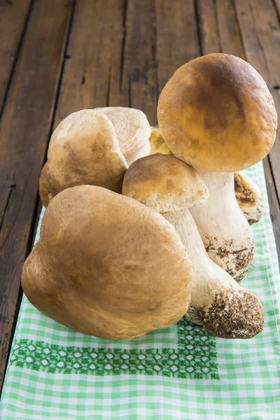 Boletus edulis op tafel — Stockfoto