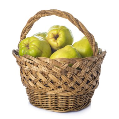 Sepet beyaz arka plan üzerinde izole ayvaları ve