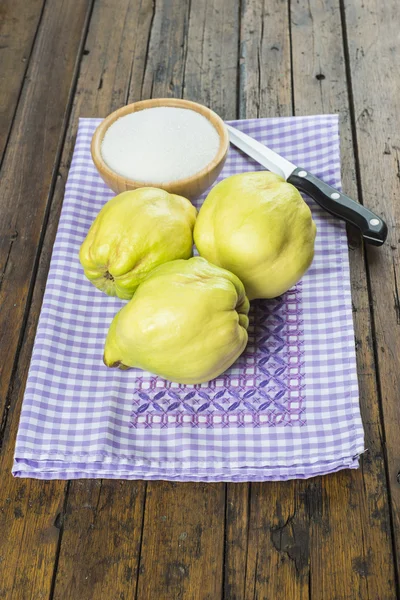 Kvitten och socker på köksbordet — Stockfoto