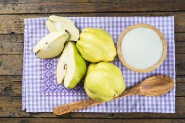 Ayvaları ve mutfak masasının üzerinde şeker