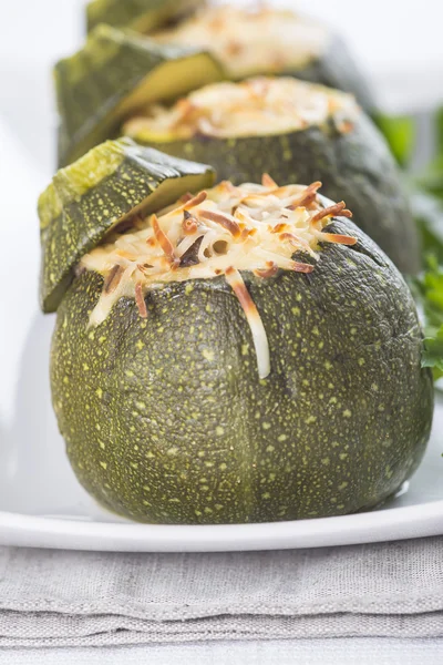 Gevulde ronde courgettes met geraspte kaas — Stockfoto