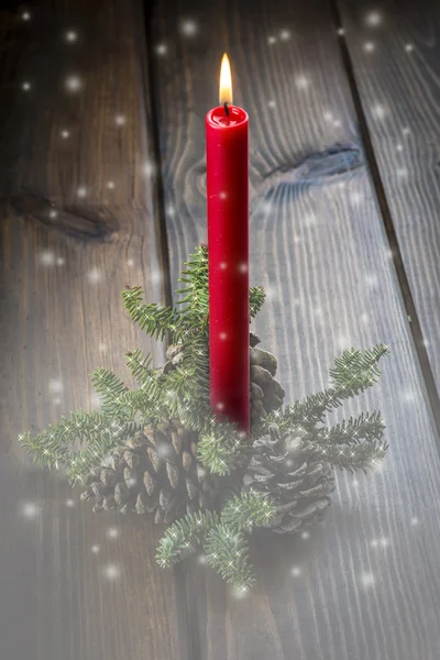 Carte de voeux de Noël avec une bougie rouge — Photo