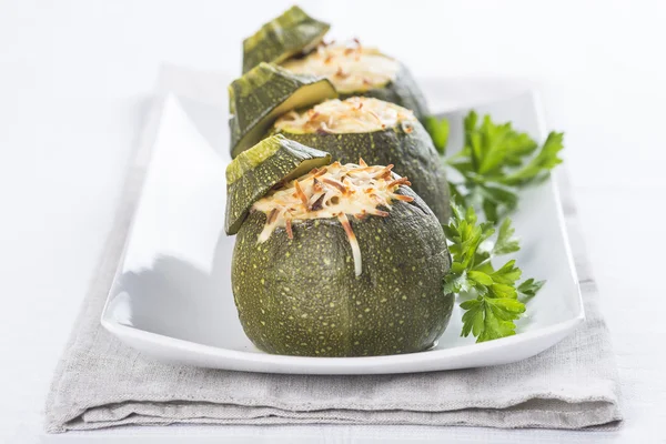 Gefüllte runde Zucchini mit geriebenem Käse — Stockfoto