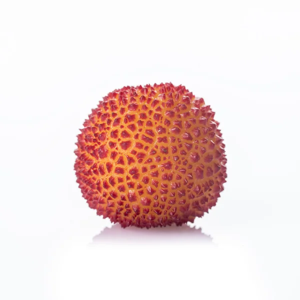 Arbutus unedo frutas isoladas sobre fundo branco — Fotografia de Stock