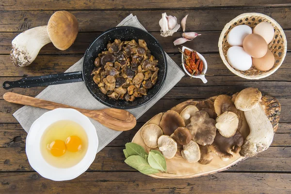 Koken roerei met paddestoelen — Stockfoto