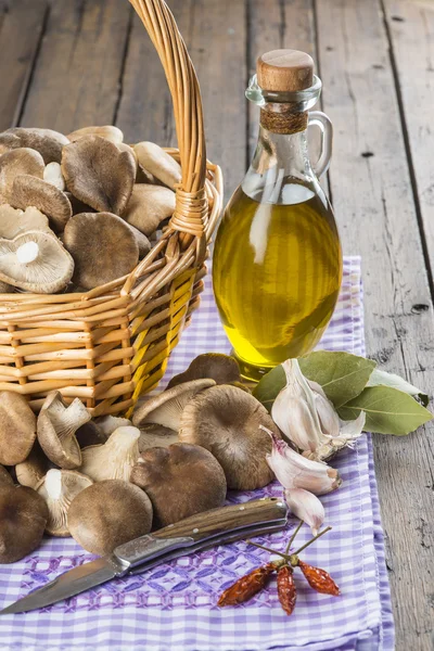 Cesta com cogumelos e ingredientes para cozinhar — Fotografia de Stock