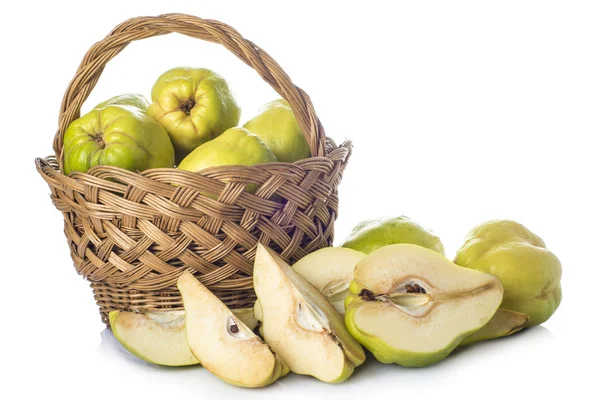 Cesta con membrillos aislados sobre fondo blanco — Foto de Stock