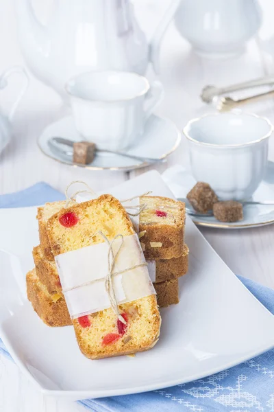 Фруктовий торт з чаєм та кавою на сніданок — стокове фото