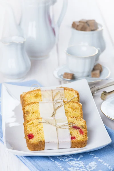 Candied fruits cake with tea and coffee for breakfast — Stock Photo, Image