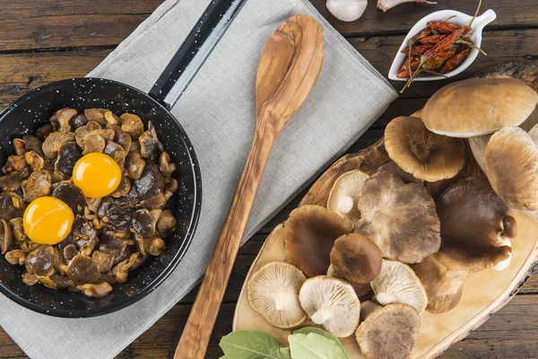 버섯과 달걀 스크램블 요리 로열티 프리 스톡 이미지