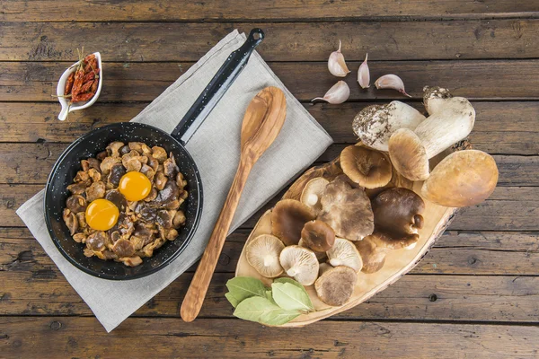 버섯과 달걀 스크램블 요리 스톡 이미지