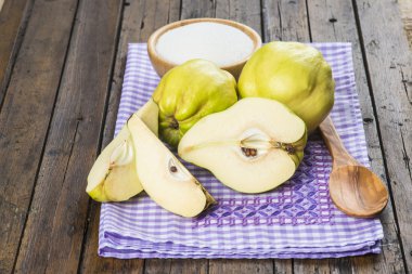 Ayvaları ve mutfak masasının üzerinde şeker