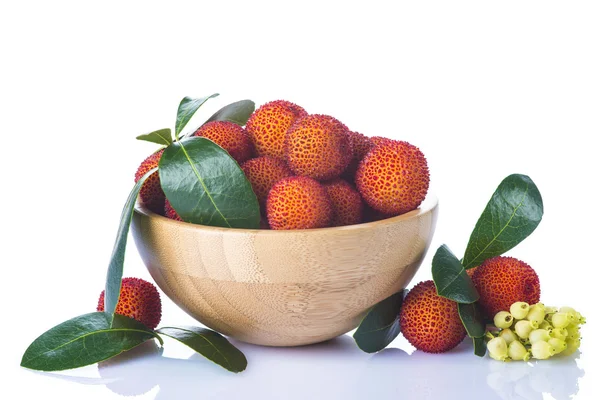 Träskål med arbutus unedo frukter — Stockfoto