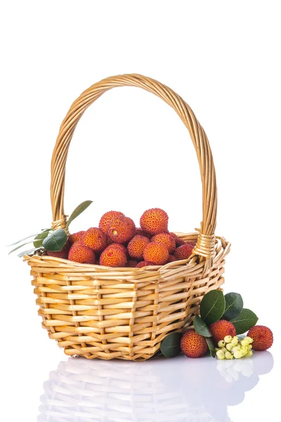 Cesta com arbutus unedo frutas sobre branco — Fotografia de Stock