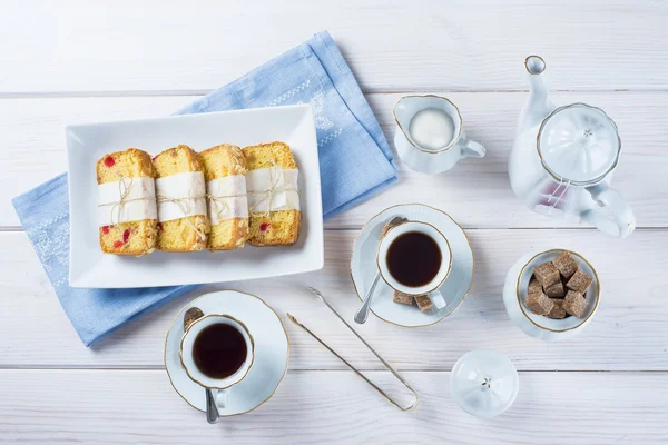 Torta di frutta candita con tè e caffè a colazione — Foto Stock