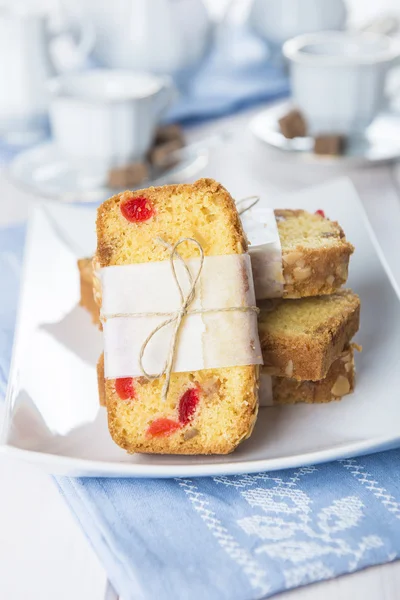 Gâteau aux fruits confits avec thé et café pour le petit déjeuner — Photo