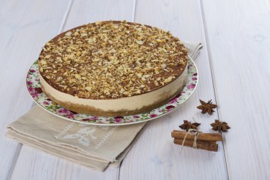 Turron ve badem yapılmış kek