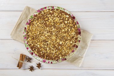 Turron ve badem yapılmış kek