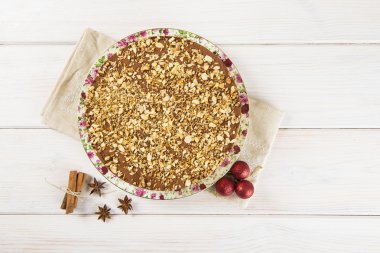 Turron ve badem yapılmış kek