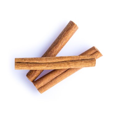 Tarçın çubukları beyaz arkaplanda izole edilmiş.