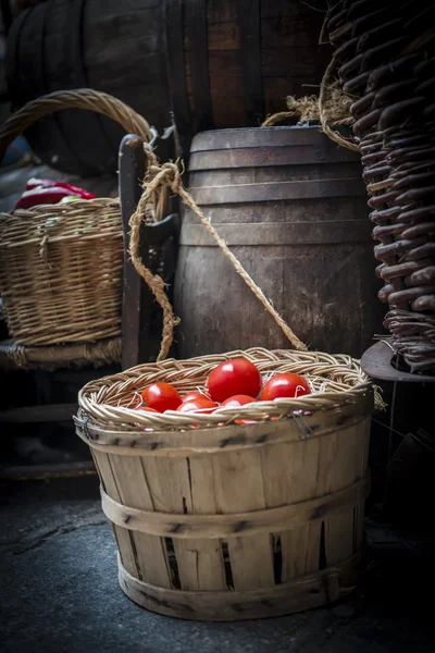 Cesta velha com tomates — Fotografia de Stock